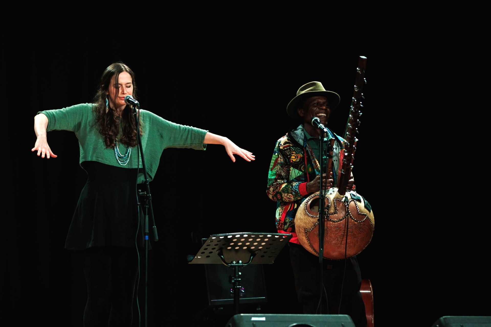 L and M perform in Totnes