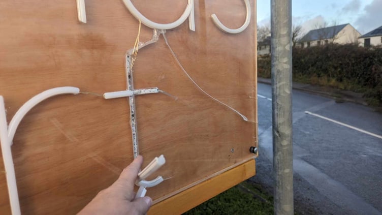The damaged Merry Christmas Cubert sign