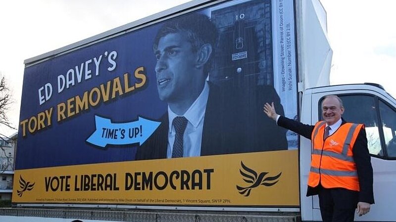 <p>Lib Dem leader Sir Ed Davey launches his party's 'Tory removal service' in Surrey</p>