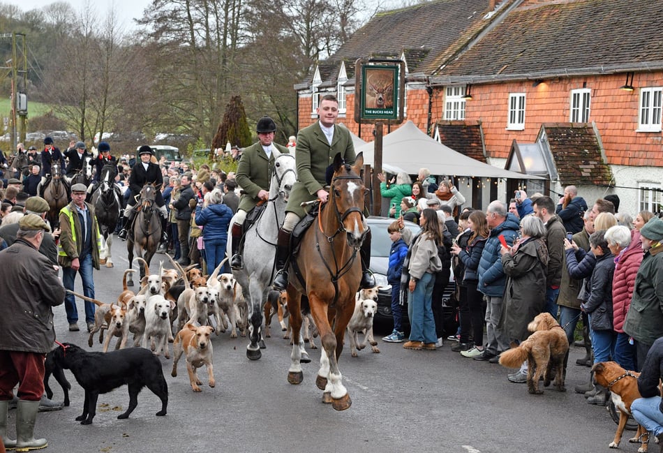 <p>Big crowds lined the lanes around Meonstoke for the Hursley Hambledon Hunt Boxing Day meet</p>