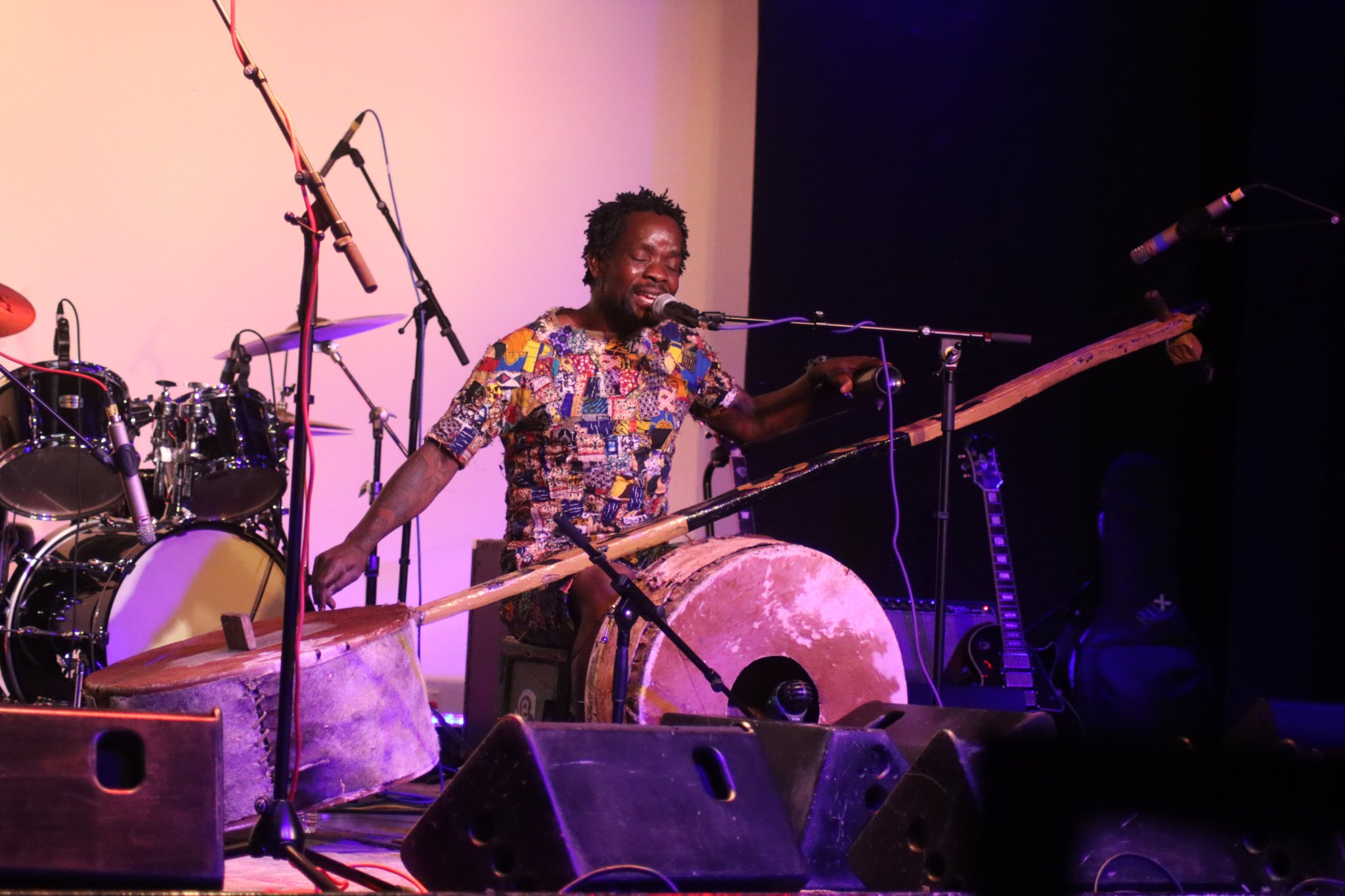 Malawian one-mand Gasper Nali plays a three-metre-long one-stringed Babatoni bass guitar