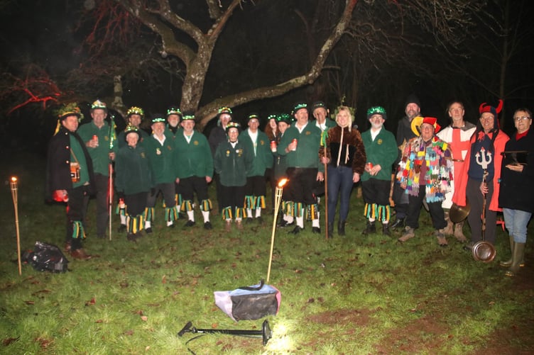 The Wassail Queen with Exeter Morris and the Brown Paper Bag Theatre Company. AQ 3470