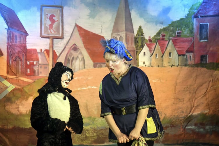 Puss (Tehya-Rose Bullen) and Mick (Louise Bullen).