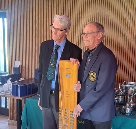 Seniors Captain Jim Dunlop receiving the Niblick trophy from Vice Captain Peter Blinkhorn.