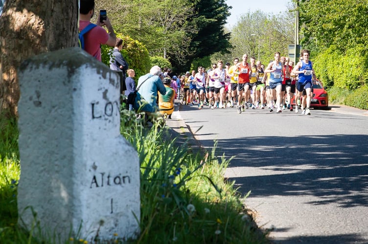 Alton 10 runners approach the one-mile milestone on their way to Alton.