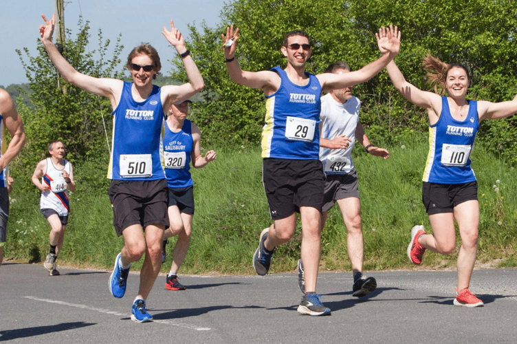 Totton Running Club members in the Alton 10.