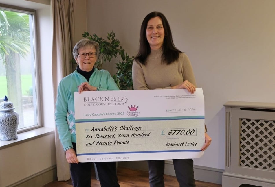 <p>Sue Hunt presents the cheque to Jacqui Fish</p>