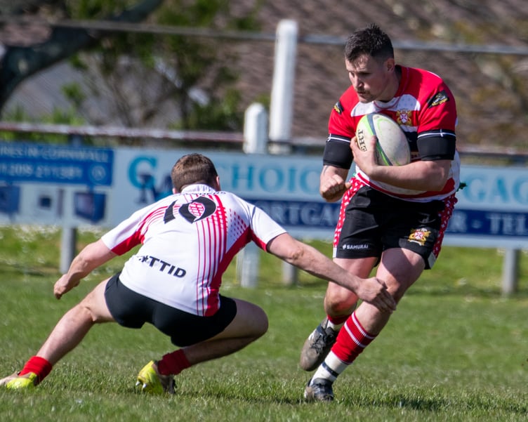 Shaun Pickering looks to evade the tackle of the visiting fly-half.