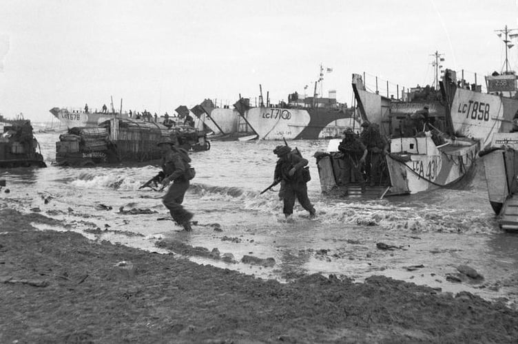 : Commandos of 47 (RM) Commando coming ashore from LCAs (Landing Craft Assault) on Jig Green beach, Gold area, 6 June 1944. LCTs can be seen in the background unloading priority vehicles for 231st Brigade, 50th Division.