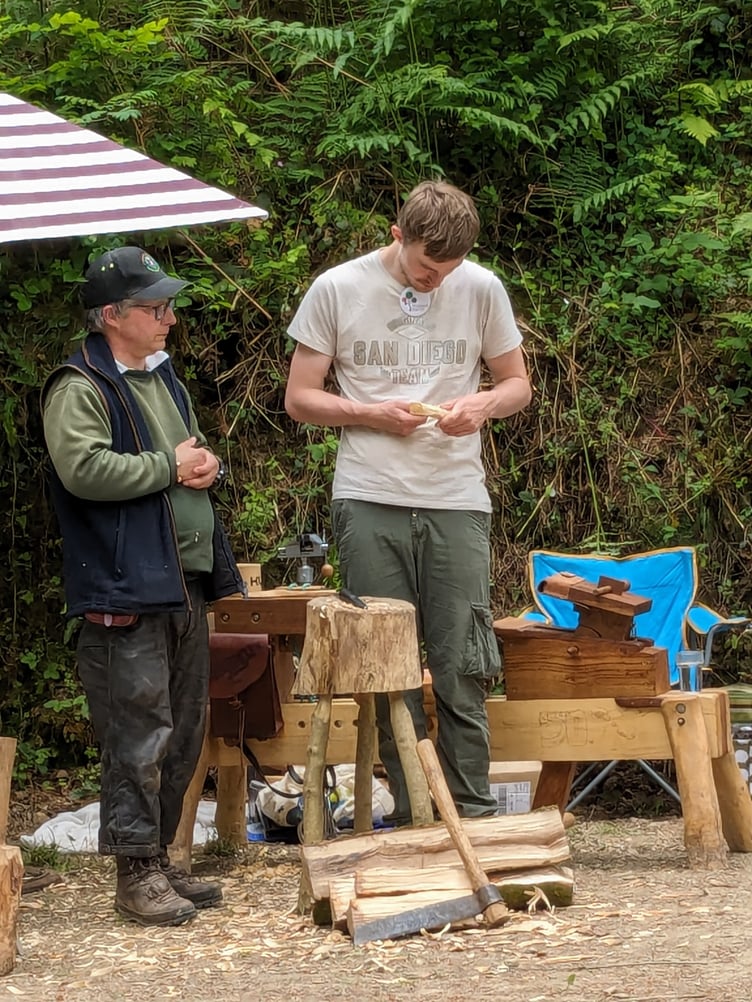 PETE the Bodger from the Association of Pole-lathe and Green Woodworkers teaching whittling