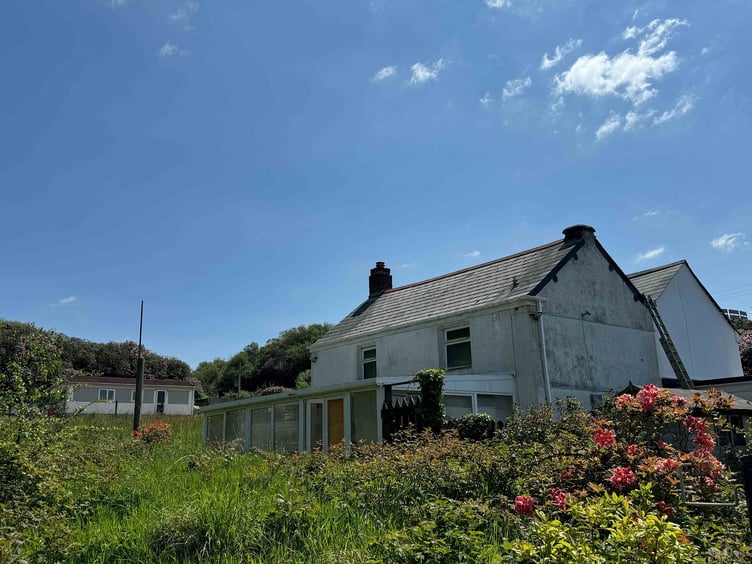 Hilltop Cottage is in a rural location up a lane off a main road.