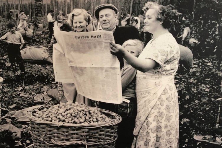 Photo of hop pickers reading the Herald in 1958