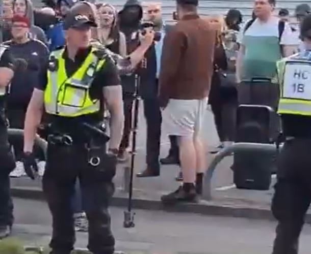 Footage of Nick Tenconi, the interim leader of UKIP at a demonstration in Aldershot (Antifawatch)