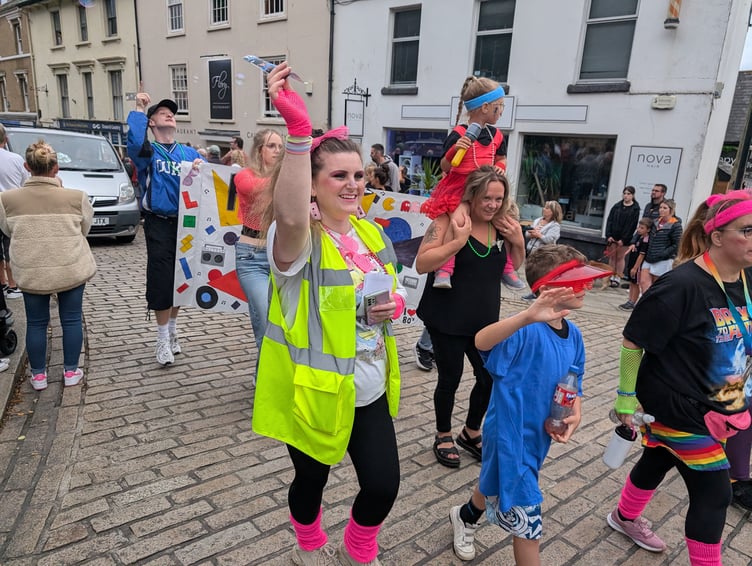 A loud and vibrant KBSK display arrives at Mount Folly