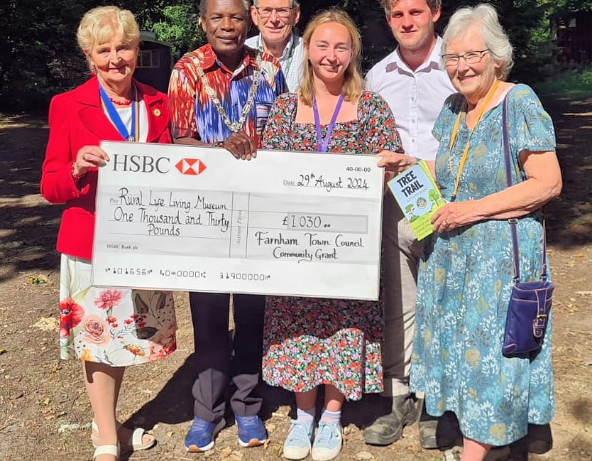 <p>Mayor Mauluka presents the cheque to museum staff and volunteers (Rural Life Living Museum)</p>