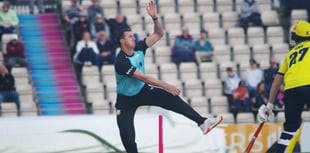 Double defeat threatens Surrey dreams of glory