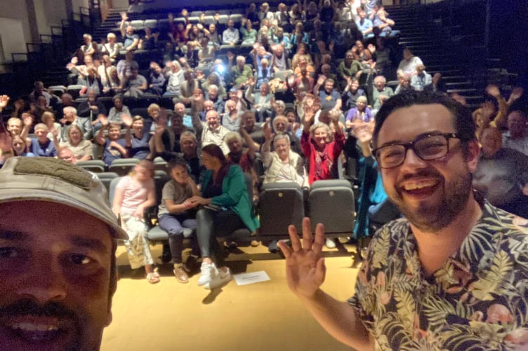 Oscar's style selfie taken at the premiere of "Our Meadow"