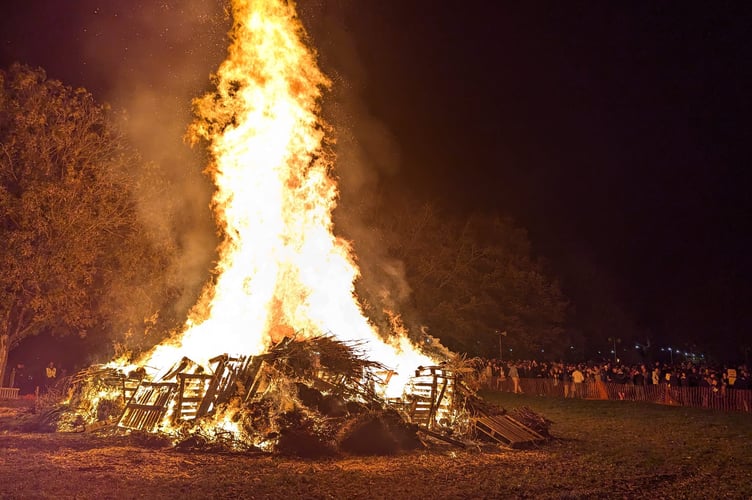 Farnham Round Table Fireworks PIC2