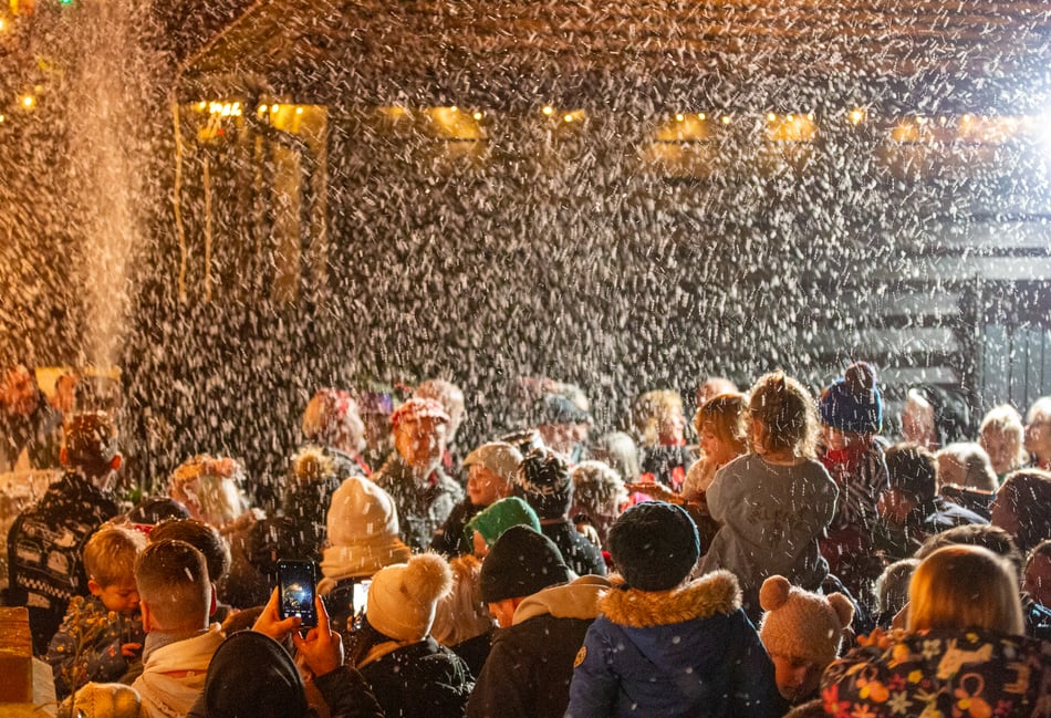 <p>Crowds of people turned up for the Christmas launch event</p>