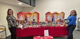 Slimmers in Alton donate food and presents to foodbank