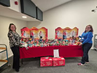 Slimmers in Alton donate food and presents to foodbank