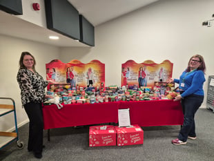 Slimmers in Alton donate food and presents to foodbank