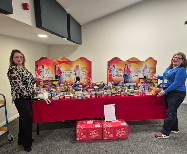 Slimmers in Alton donate food and presents to foodbank