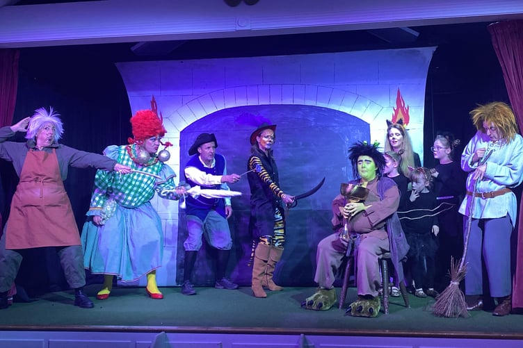 Dukey catches Smellfungus at Ewshot Panto