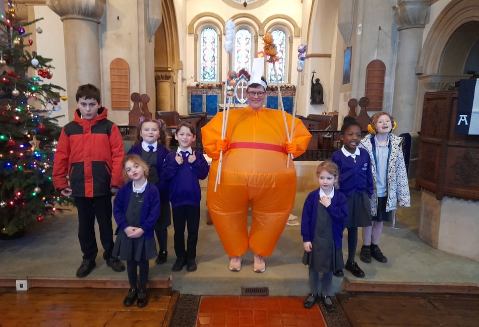 <p>Mrs Christingle with young William Cobbett pupils</p>