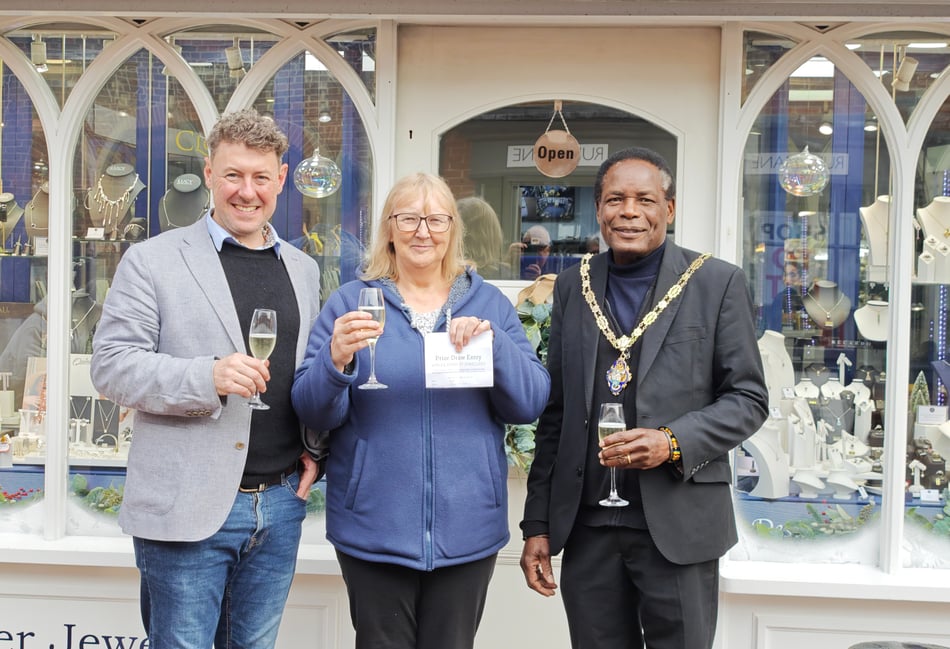 <p>Andre Noir £1,000 prize-winner Janice Reen with owner, Dan Fox, and mayor, Cllr Brodie Mauluka</p>