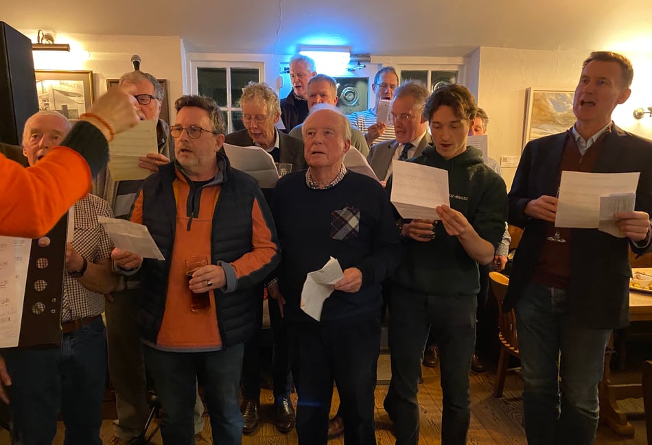 <p>Jeremy Hunt MP joins locals in The Sands for a rendition of Men of Farnham in the Barley Mow.</p>