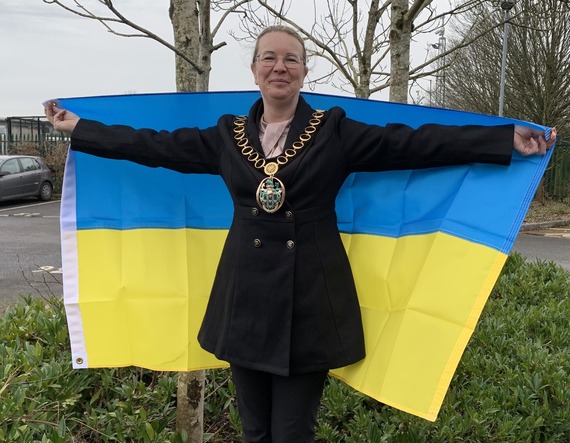 <p>EHDC chairman, Cllr Catherine Clark, with the Ukrainian flag that was hoisted outside their offices this morning.</p>