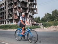 Yellow and blue Monday: Ukrainians mark a grim milestone