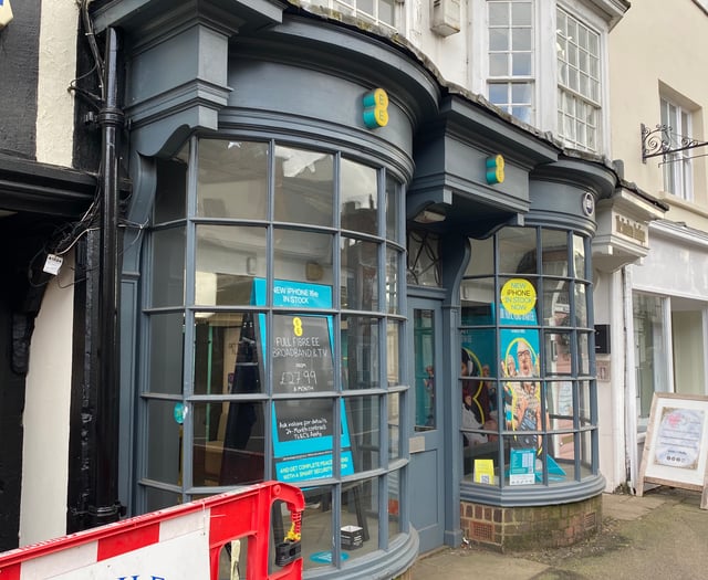 Masked trio leave Farnham EE shop empty handed in botched robbery