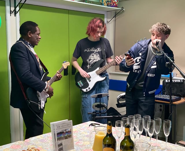 Ex-mayor to pull guitar strings at fete