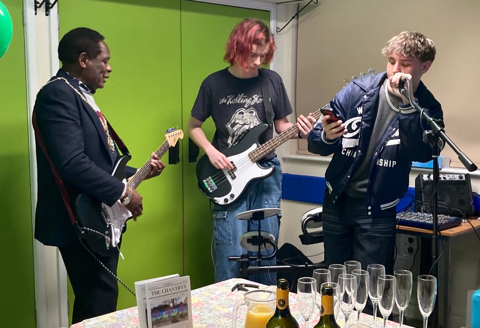 Ex-mayor to pull guitar strings at fete