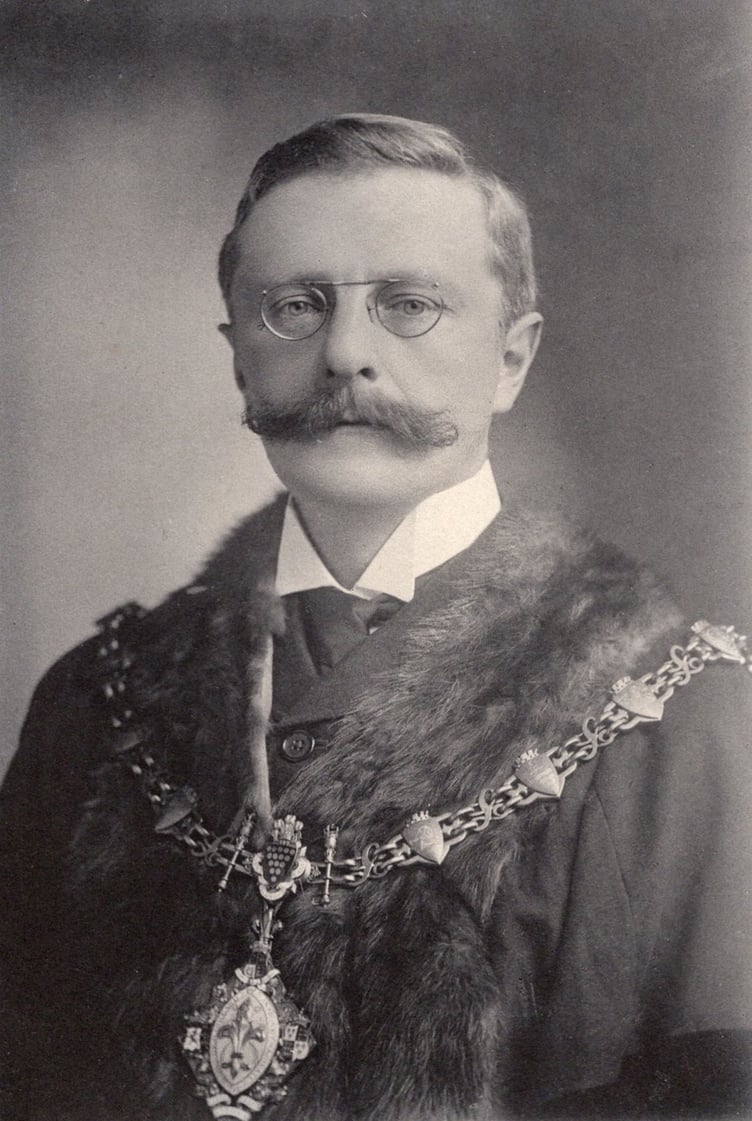 Albert de Castro Glubb wearing the Liskeard Mayoral Chain in 1904.