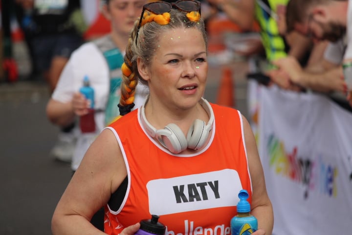Katy Brown shows her game face as she pushes on to the finish line at the London Marathon 2025.