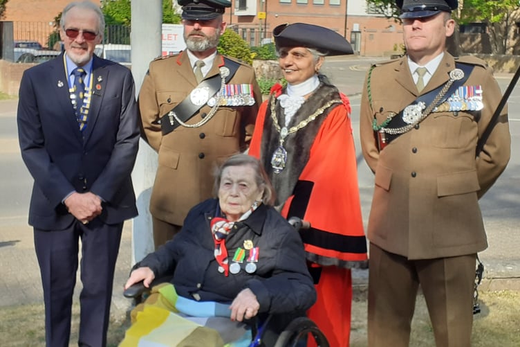 Raising of the flag - Beryl with the mayor