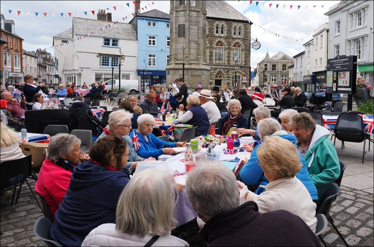 As part of the 80th anniversary, a picnic was also held in the town square