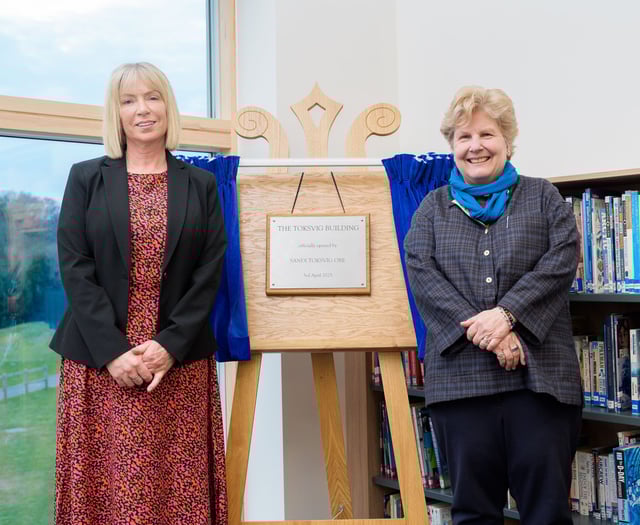 Sandi Toksvig opens library at Woolmer Hill