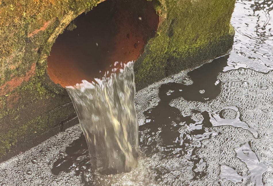 <p>Dirty drain water enters the River Wey at the top end of Kings Pond after a heavy downpour in April.</p>