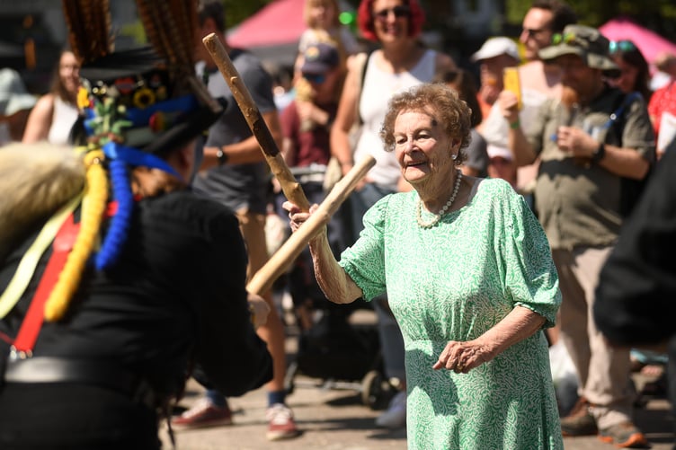The 21st Watercress Festival took place in Alresford, Hampshire this weekend, with thousands of visitors taking to the streets of the town synonymous with producing the natural superfood, taking part in activity stalls, enjoying entertainers and musicians as well as take in the cooking expertise of professional chefs at the annual event.
Pictured: Crowds enjoying the festival.©Russell Sach - 0771 882 6138