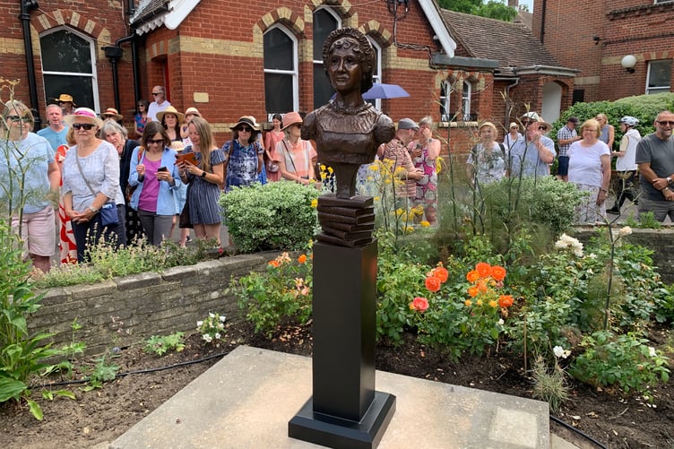 The Jane Austen statue in Alton was created sculptor Mark Coreth.