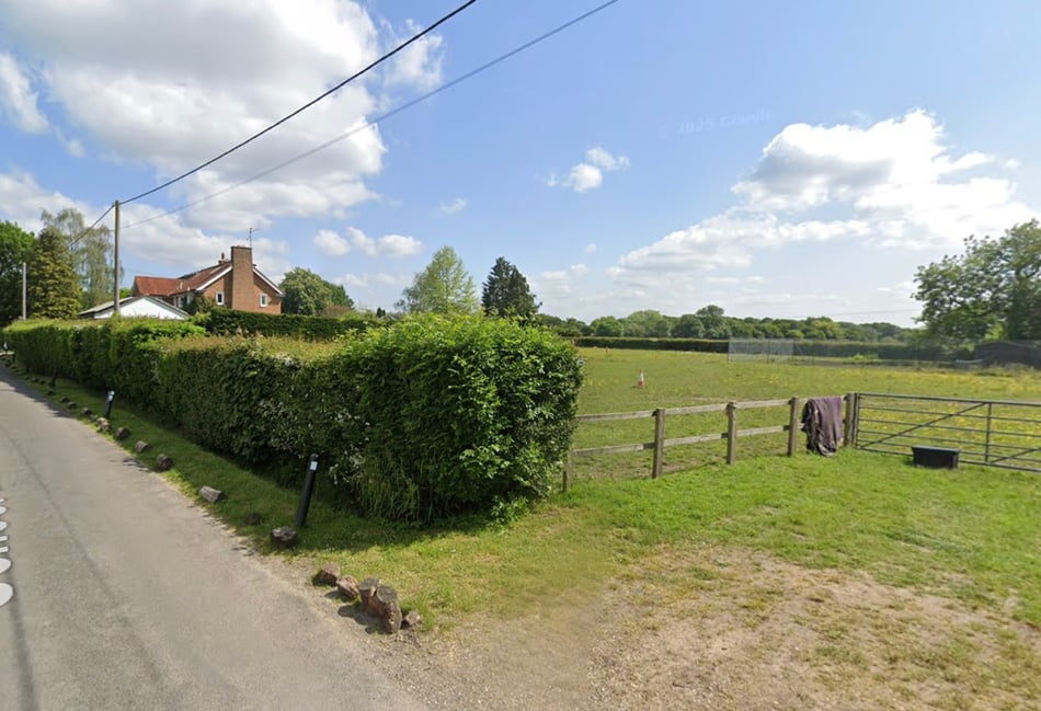 <p>Three large homes will be built on land surrounding Glebe House, north of Bentley Primary School.</p>