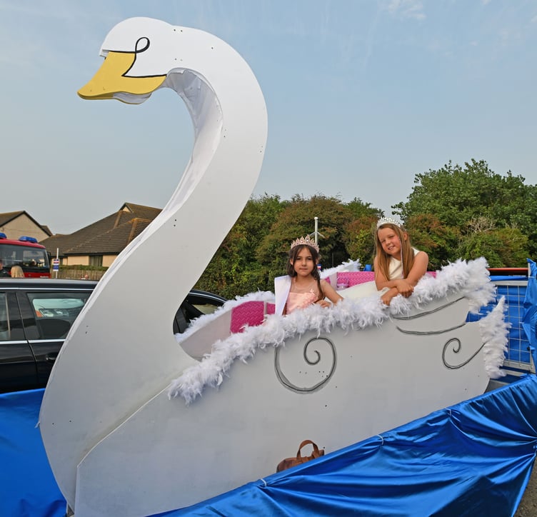 Bude Carnival royalty Lucy Oake (princess) and Phoebe Alder- Bullock (carnival queen)