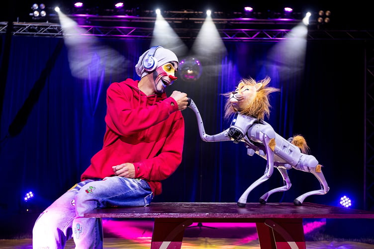 Take a look at the world's first robotic circus lion (Picture: Mark Passmore / SWNS)