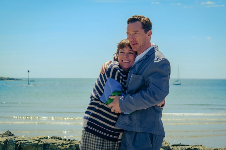Olivia Colman and Benedict Cumberbatch in THE ROSES.