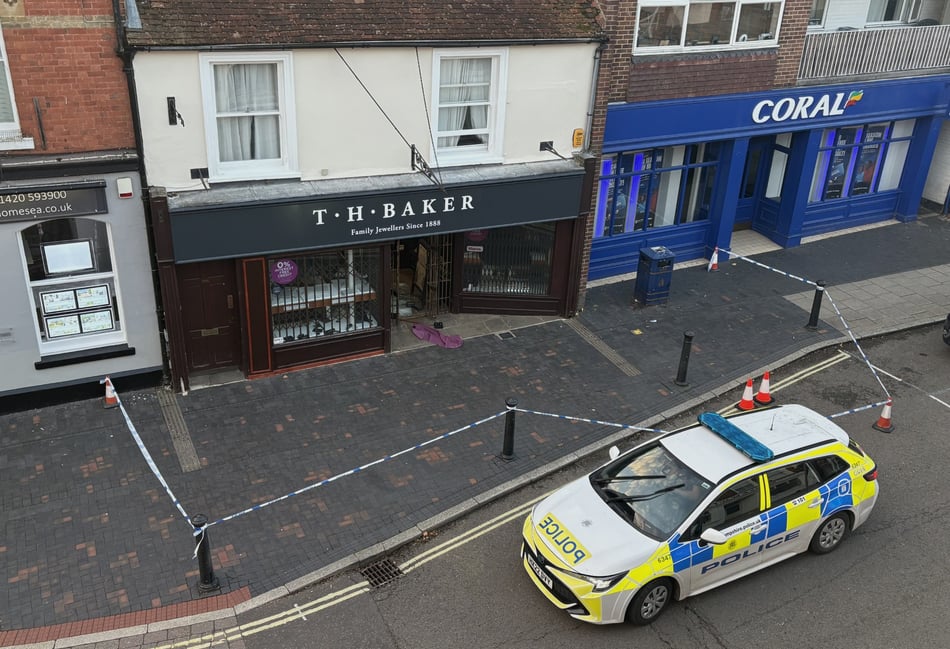<p>Police cordoned off the T H Baker jewellers in Alton High Street after a burglary last night (Photo: Ian Longthorne).</p>