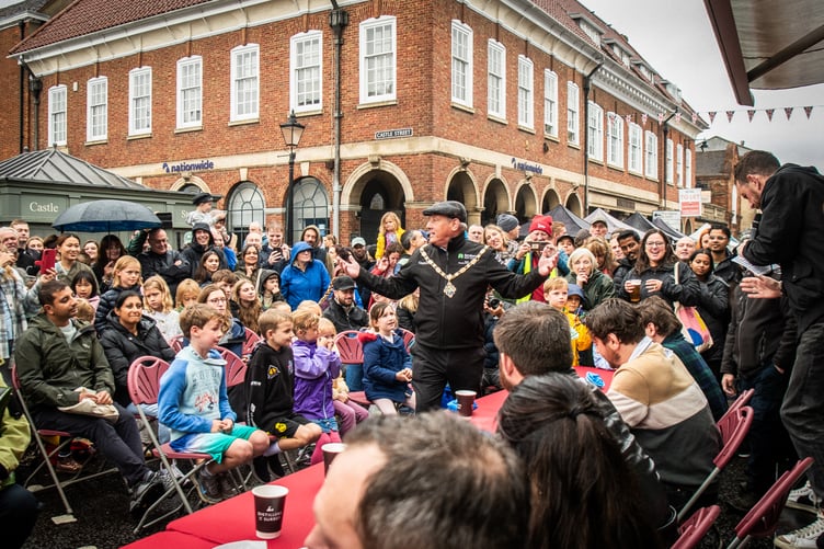 Mayor George Murray introduces the Farnham Food Festival 2025 chilli-eating contest.